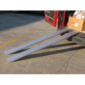 Paire de Rampes Droites en Aluminium Largeur 300 mm Longueur 2 m. Capacité 1000 Kgs