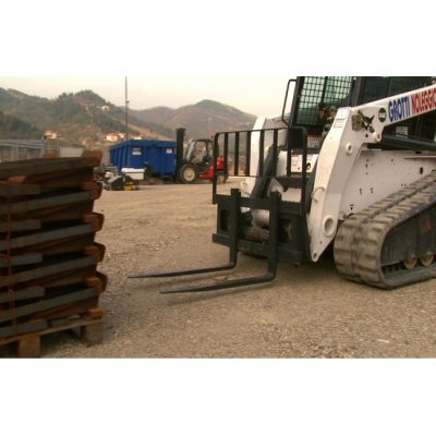 fourches-a-palettes-minichargeur-skid-tracto-au-travail_730167636