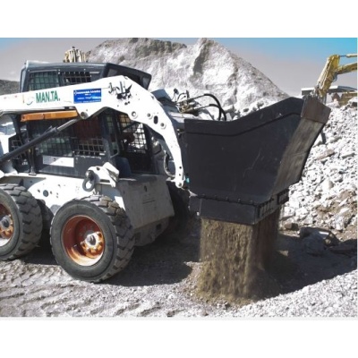 godet-cribleur-minichargeur-skid-tracto-chargeuse-telescopique-au-travail