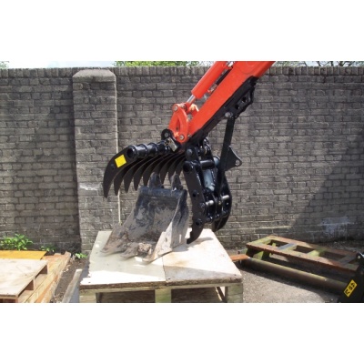 pouce_avec_rateau_34425664