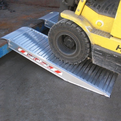 Paire de Rampes d'Aluminium Largeur 215 mm Longueur 0,8 m. Capacité 1250 Kgs