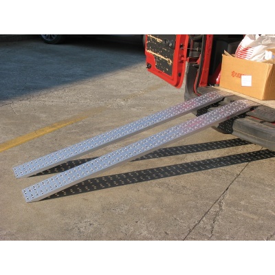 Paire de Rampes Droites en Aluminium  Largeur 300 mm Longueur 1,485 m. Capacité 1000 Kgs