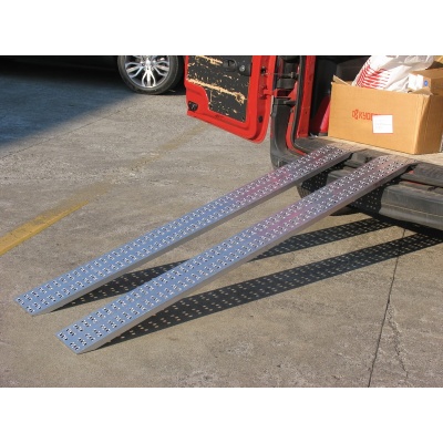 Paire de Rampes Droites en Aluminium  Largeur 300 mm Longueur 1,485 m. Capacité 1000 Kgs