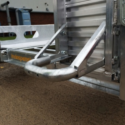 remorque_porte_engin_indespension_alumax_bequille