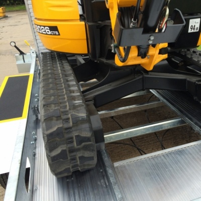 remorque_porte_engin_indespension_alumax_plancher