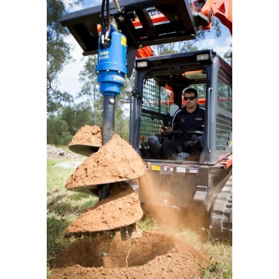 tariere-auger-torque-minichargeur-au-travail