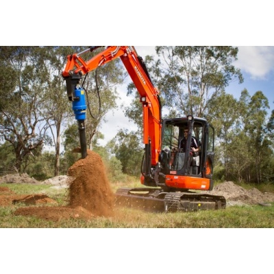 tariere-augertorque-mini-pelle-kubota-au-travail